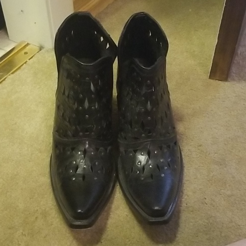 Ariat 9.5 ankle snip toe boots